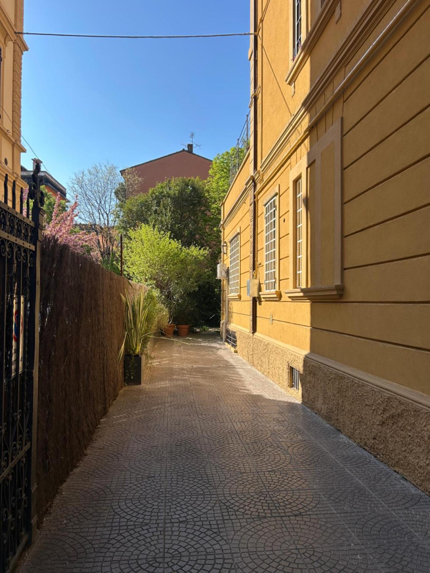 Urban Jungle Apartment Bologna Bagian luar foto